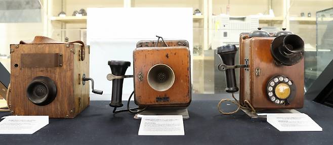 좌측부터 휴대용 자석식 전화기(1900년대), 등록문화재 제 430호 벽괘형 공전식 전화기(1955), 등록문화재 제 431호 국내최초 다이얼식 전화기(1935). [사진 제공 = KT]