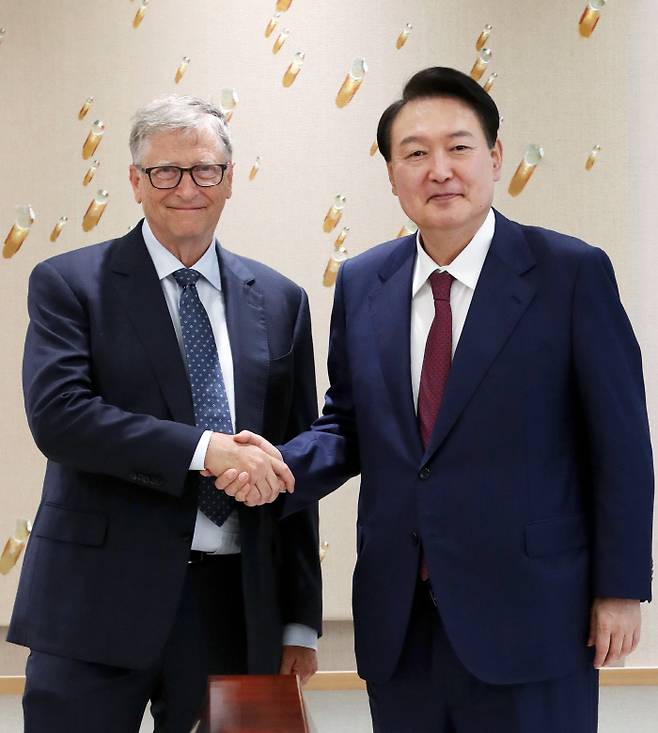 윤석열 대통령이 16일 오후 서울 용산 대통령실 청사에서 마이크로소프트 창업자인 빌 게이츠 '빌 앤드 멀린다 게이츠 재단' 공동 이사장과 만나 기념촬영을 하고 있다. [사진출처 = 연합뉴스]