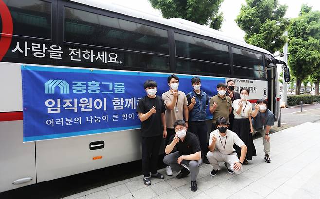 중흥그룹은 16일 광주시 북구 본사에서 임직원이 함께하는 ‘코로나 극복을 위한 헌혈 캠페인’을 펼쳤다고 밝혔다. [중흥그룹 제공]