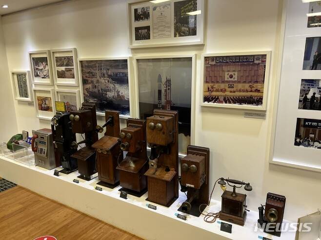 [서울=뉴시스] KT 원주 통신사료관에는 1900년대 안팎에 사용했던 전화기들이 전시돼 있다.