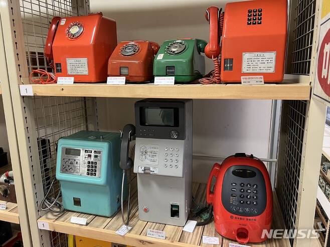[서울=뉴시스] 우리나라의 무인 공중전화기는 1962년 광복 이후 처음 설치됐다. 시내외 겸용 공중전화기는 1977년에 가서야 서비스됐다. KT 원주 통신사료관에 전시돼 있는 공중전화기들.