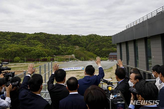 [음성=뉴시스] 인수위사진기자단 = 윤석열 대통령 당선인이 29일 오후 충북 음성군 한국고용정보원에서 국립소방병원 건립현장을 둘러보고 있다. 2022.04.29. photo@newsis.com