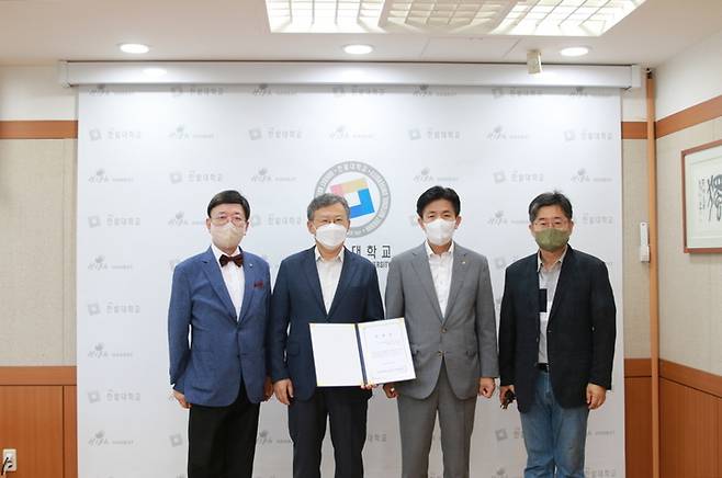 김명수(왼쪽 두번째) 한밭대 LINC 3.0 자체평가위원회 위원장과 최병욱 (오른쪽 두번째) 총장 *재판매 및 DB 금지