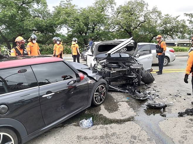 [청주=뉴시스] 조성현 기자 = 16일 오전 10시28분께 충북 청주시 상당구 영동 한 도로에서 소형 SUV와 소형차가 충돌해 2명이 다쳤다. (사진=청주동부소방서 제공) 2022.08.16. photo@newsis.com *재판매 및 DB 금지