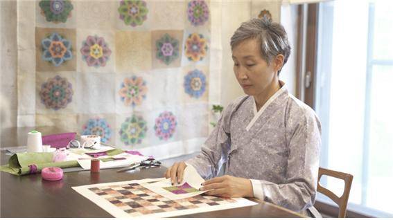 단청분야 서울시 무형문화재 김수연 장인. (사진=주헝가리한국문화원 제공) photo@newsis.com *재판매 및 DB 금지
