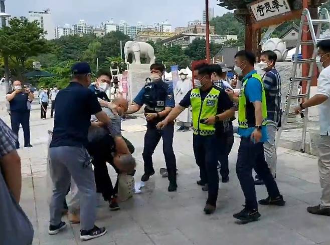 [서울=뉴시스] 전재훈 기자 = 서울 강남구 봉은사의 한 스님이 조계종 노조원을 폭행한 혐의로 경찰에 체포됐다. (사진=박정규 조계종 민주노총 기획홍보부장 제공) 2022.08.14.  *재판매 및 DB 금지