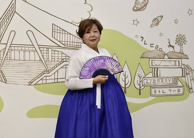 [서울=뉴시스] 해외거주 독립유공자 후손이 16일 서울 용산구 국립한국박물관에서 열린 해외 거주 독립유공자 후손 한복 체험 행사에 참석해 한복을 입고 포즈를 취하고 있다. (사진=문화체육관광부 제공) 2022.08.16. photo@newsis.com *재판매 및 DB 금지