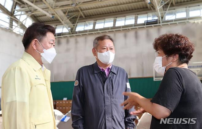 박승원 광명시장(사진 왼쪽)과 이상민 행정안전부장관(사진 가운데) 목감천 수해 방문 현장.