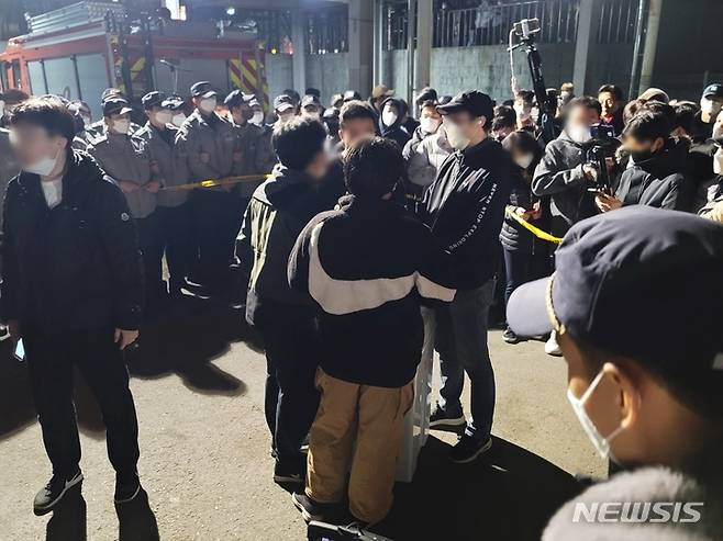 [인천=뉴시스] 함상환 기자 = 제20대 대통령 선거 투표가 종료된 9일 오후 인천 부평구 삼산월드체육관 주차장에서 유튜브 채널 '가로세로연구소(가세연)'측과 일부 인천시민들이 투표함 이송에 대한 문제를 제기하며, 선관위 측과 대치하고 있다. 2022.03.10. hsh3355@newsis.com