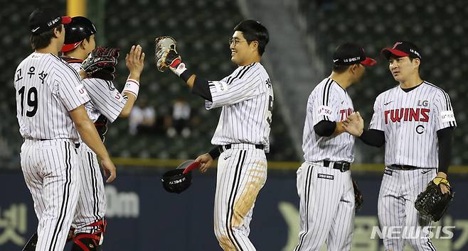 [서울=뉴시스] 조성우 기자 = 16일 오후 서울 송파구 잠실야구장에서 열린 2022 KBO리그 삼성 라이온즈와 LG 트윈스의 경기, LG 선수들이 삼성에 6-3으로 승리를 거둔 뒤 기쁨을 나누고 있다. 2022.08.16. xconfind@newsis.com