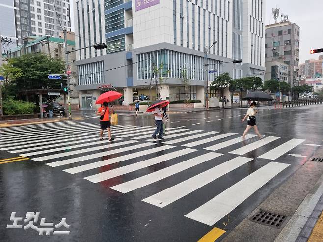 16일 오후 부산의 한 거리에 비가 내리고 있다. 박진홍 기자