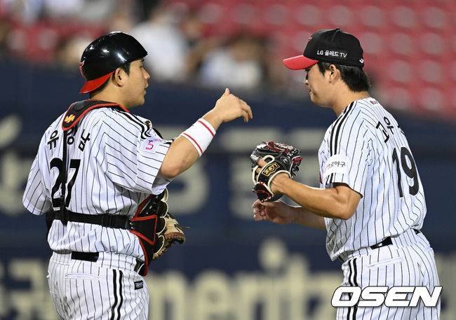 [OSEN=잠실, 김성락 기자] LG가 삼성전 5연승을 달렸다. 맞대결 성적 10승 3패 우위를 이어갔다.&nbsp;LG는 16일 서울 잠실구장에서 열린 2022 KBO리그 삼성과의 경기에서 6-3으로 승리했다. 선발 플럿코가 6이닝 5피안타 9탈삼진 2실점으로 시즌 12승째를 기록했다.승리가 확정된 순간 확정된 순간 LG 유강남,  고우석이 기쁨을 나누고 있다. 2022.08.16 /ksl0919@osen.co.kr