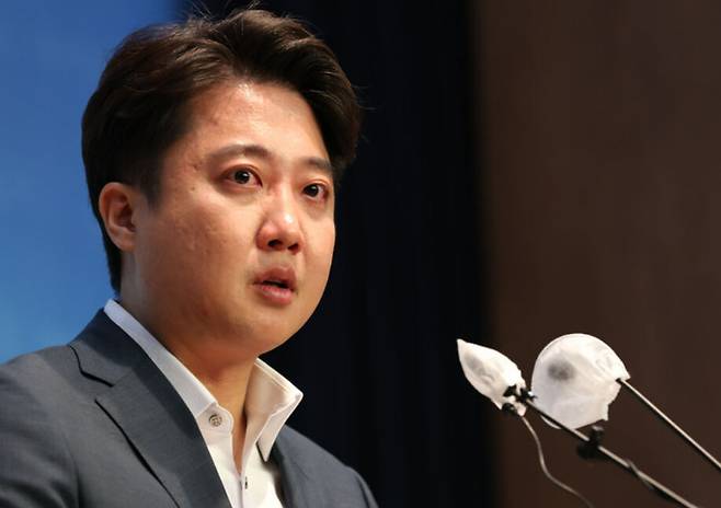 이준석 국민의힘 대표가 지난 13일 서울 여의도 국회 소통관에서 열린 기자회견에서 눈물을 흘리고 있다. 이 대표는 당 중앙윤리위원회로부터 당원권 정지 6개월 중징계를 받은 이후 36일만인 이날 처음으로 공식 석상에 모습을 드러냈다. 뉴스1