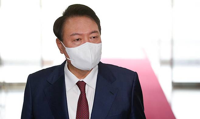 윤석열 대통령이 취임 100일을 하루 앞둔 16일 오전 용산 대통령실로 출근하고 있다. 뉴스1