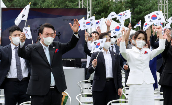 윤석열 대통령과 김건희 여사가 15일 서울 용산 대통령실 청사 잔디마당에서 열린 제77주년 광복절 경축식에서 만세삼창을 하고 있다.연합뉴스