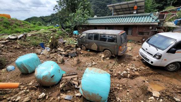 아수라장 된 청양 폭우피해 현장 - 15일 충남 청양군 장평면 죽림리 한 주택에 전날 내린 폭우로 토사가 흘러들어 아수라장을 방불케 하고 있다. 2022.8.15 독자 제공