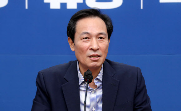 우상호 더불어민주당 비상대책위원장이 16일 오전 서울 여의도 국회에서 열린 새로고침특별위원회 제2차 간담회에서 발언하고 있다. 2022.08.16 공동취재