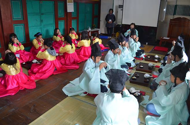 강서구 초등학생들이 양천향교 교육프로그램에서 다도 체험을 하고 있다.강서구 제공