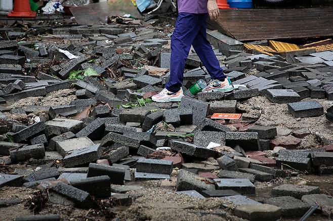 8월8일 밤부터 수도권에 쏟아진 기록적인 폭우로 서울 관악구 신대방역 1번 출구 앞 인도가 뒤엎어졌다.ⓒ시사IN 신선영