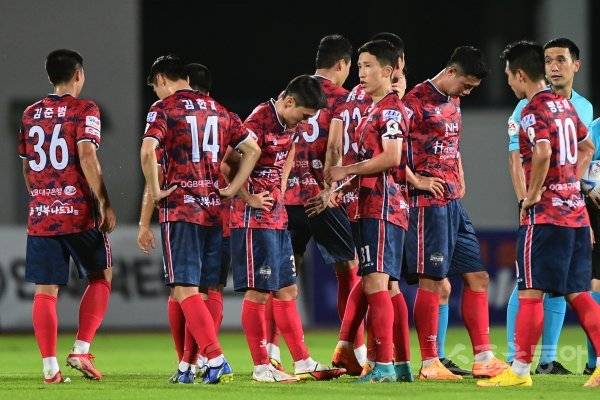 15일 경북 김천종합운동장에서 열린 ‘하나원큐 K리그1 2022’ 김천 상무와 FC서울의 경기에서 FC서울에 1-2로 패한 김천 선수들이 아쉬워하고 있다. 김천 | 주현희 기자 teth1147@donga.com