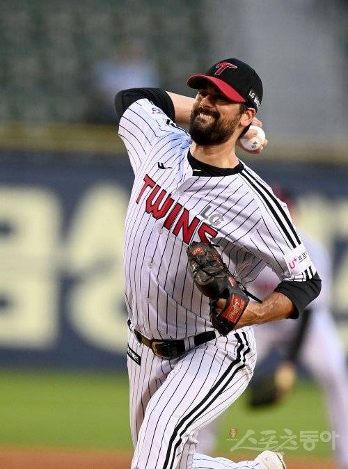 16일 서울 잠실야구장에서 ‘2022 신한은행 MY CAR KBO리그‘ 삼성 라이온즈와 LG 트윈스 경기가 열렸다. 선발 투수로 등판한 LG 플럿코가 역투하고 있다. 잠실 | 김종원 기자 won@donga.com