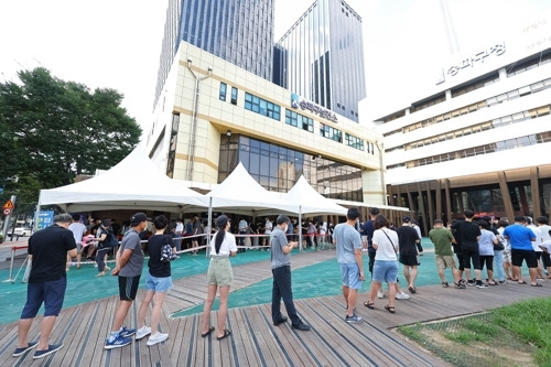 16일 서울 송파구보건소에 마련된 코로나19 선별진료소를 찾은 시민들이 검사를 기다리고 있다. 연합뉴스