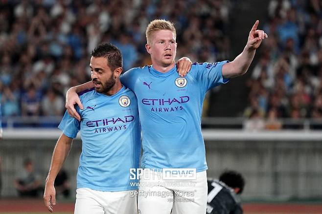 ▲ 맨체스터 시티 베르나르두 실바(왼쪽)의 FC바르셀로나 이적 가능성을 두고 케빈 데 브라위너(오른쪽)는 그럴 일은 없다는 반응을 보였다.