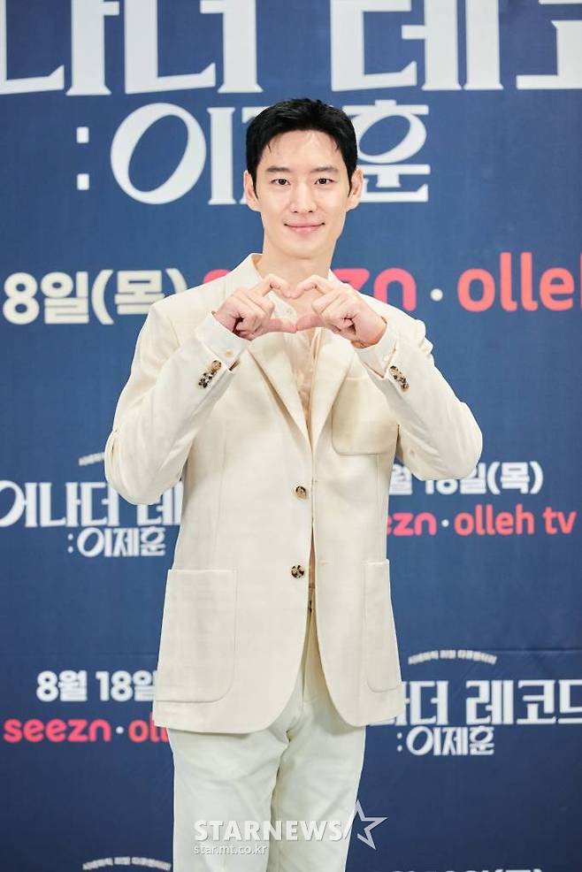 배우 이제훈이 16일 오전 온라인으로 진행된 seezn(시즌) 오리지널 영화 '어나더 레코드 : 이제훈' 제작발표회에 참석해 포즈를 취하고 있다.  '어나더 레코드 : 이제훈'은 배우로서 틀을 깨는 연기를 보여주면서도 대중의 공감을 잃지 않기 위해 끊임 없이 상상하며 노력하는 이제훈을 기록했다. 오는 18일 오후 6시 공개. / 사진제공 = 시즌 /사진=김창현 기자 chmt@