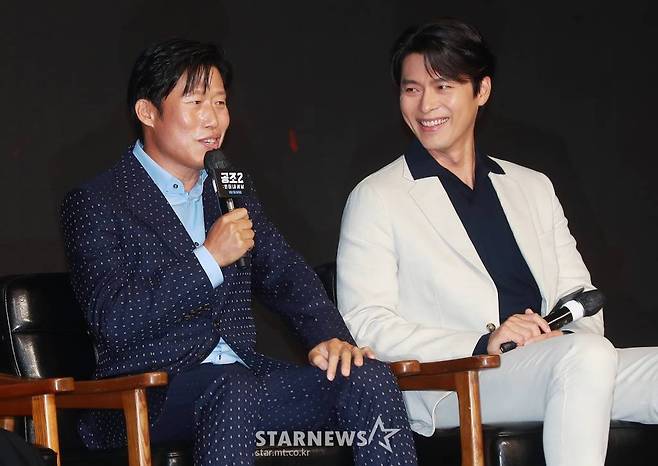 배우 유해진, 현빈이 16일 오전 서울 콘래드호텔에서 진행된 영화 '공조2: 인터내셔날'(감독 이석훈) 제작발표회에 참석해 질문에 답하고 있다.  글로벌 범죄 조직을 잡기 위해 다시 만난 북한 형사 림철령(현빈)과 남한 형사 강진태(유해진), 해외파 FBI 잭(다니엘 헤니)이 각자의 목적으로 뭉친 형사들의 예측불허 삼각 공조 수사를 그린 영화 '공조2: 인터내셔날'은 9월 7일 개봉한다. /2022.08.16 /사진=이동훈 기자 photoguy@