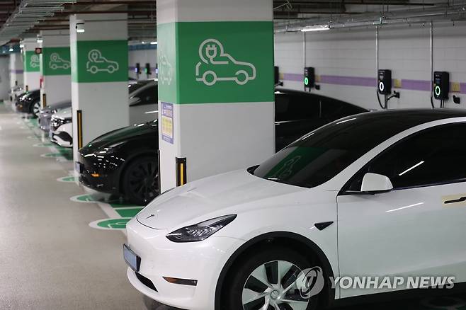 충전 중인 전기차 [연합뉴스 자료 사진]