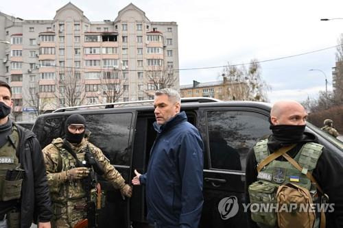 우크라이나 방문한오스트리아 총리 (부차[우크라이나] AFP=연합뉴스) 4월 9일 러시아군의 민간인 학살 정황이 드러난 우크라이나 키이우 인근 소도시 부차를 방문한  카를 네함머 오스트리아 총리. 2022.4.10. photo@yna.co.kr