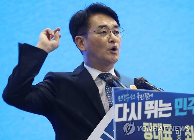 박용진 당 대표 후보, 대구서 정견 발표 (대구=연합뉴스) 박세진 기자 = 더불어민주당의 8·28 전당대회 지역 순회 경선 첫날인 6일 대구 엑스코에서 열린 대구·경북 지역 합동연설회에서 박용진 당 대표 후보가 정견을 발표하고 있다. 2022.8.6 psjpsj@yna.co.kr