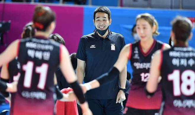미소 짓는 고희진 감독 (서울=연합뉴스) 고희진 KGC인삼공사 감독이 16일 순천 팔마체육관에서 열린 2022 순천·도드람컵 프로배구대회 페퍼저축은행과의 경기 중 선수들을 보며 미소 짓고 있다. [한국배구연맹 제공. 재판매 및 DB 금지]