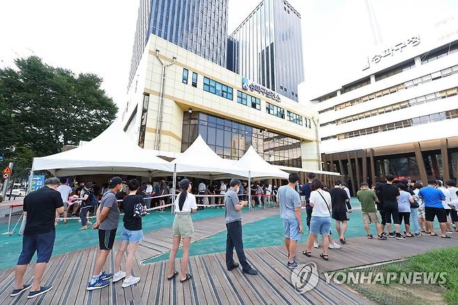 연휴 끝나고 검사소 찾은 시민들 (서울=연합뉴스) 김도훈 기자 = 16일 오전 서울 송파구보건소에 마련된 코로나19 선별진료소를 찾은 시민들이 검사를 기다리고 있다. 2022.8.16 superdoo82@yna.co.kr