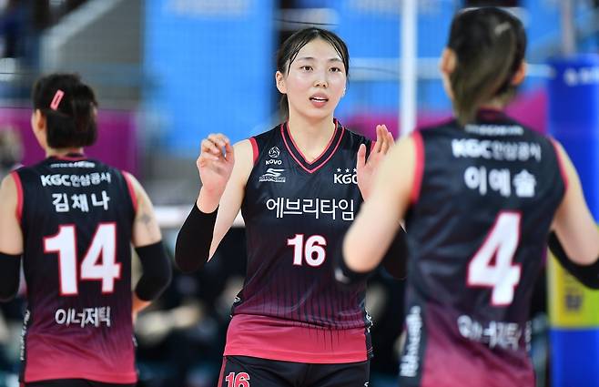 KGC인삼공사 고의정 (서울=연합뉴스) 고의정(가운데)이 16일 전남 순천 팔마체육관에서 열린 페퍼저축은행과의 컵대회 B조 2차전에서 팀 동료와 대화하고 있다. [한국배구연맹 제공. 재판매 및 DB금지]