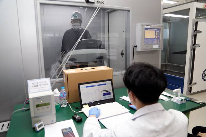 충북 진천의 한국건설생활환경시험연구원(KCL) 공기환경센터에서 연구원이 마스크 제품에 대한 누설률 시험을 진행하는 모습. (사진=KCL)
