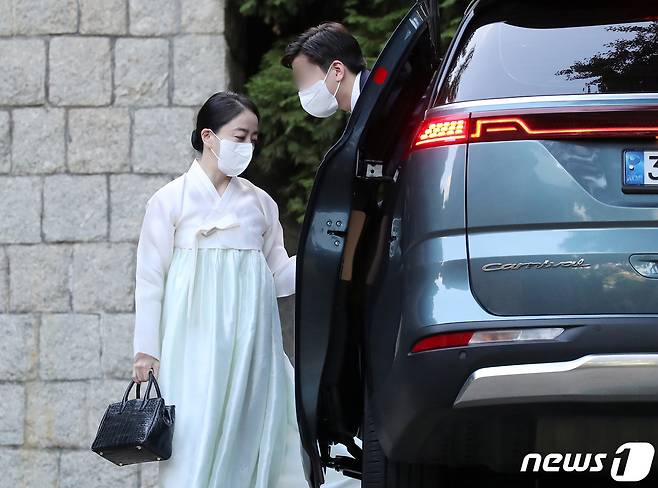 정대선 현대비에스앤씨 사장의 부인 노현정 전 아나운서와 아들이 16일 오후 고 변중석 여사 15주기 추모제사가 열린 서울 종로구 정주영 현대그룹 명예회장의 청운동 옛 자택으로 들어서고 있다.  2022.8.16/뉴스1 ⓒ News1 이동해 기자