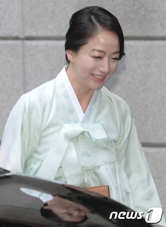 정대선 현대 비에스엔씨 사장의 아내 노현정 전 KBS 아나운서가 16일 오후 故 정주영 현대그룹 명예회장의 부인 고 변중석 여사의 10주기 제사에 참석하기 위해 서울 용산구 한남동 정몽구 현대자동차그룹 회장 자택으로 들어가고 있다. 2017.8.16/뉴스1 ⓒ News1 허경 기자