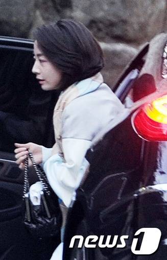 현대가 며느리 노현정 전 아나운서가 20일 저녁 故 정주영 현대그룹 명예회장 11주기 제사에 참석하기 위해 정주영 명예회장의 청운동 자택으로 들어서고 있다.