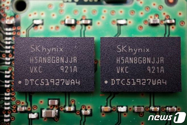 한국의 반도체 공급업체인 SK하이닉스의 메모리 칩이 컴퓨터의 회로 기판에 놓여 있다. ⓒ 로이터=뉴스1