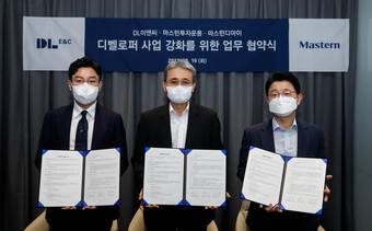 권수영 DL이앤씨 주택사업본부장(가운데), 김대형 마스턴투자운용 대표이사, 김대원 마스턴디아이 대표이사 등이 ‘디벨로퍼 사업 강화를 위한 업무협약’을 체결 후 기념사진을 찍고 있다. /DL이앤씨 제공