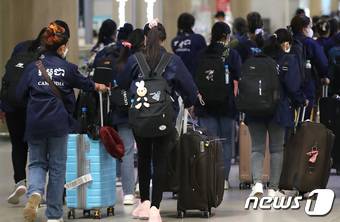 인천국제공항 제1여객터미널 입국장에 외국인 근로자가 입국하고 있다. 코로나19 사태로 국내 입국 길이 막혔던 외국인 근로자들의 입국이 늘어나고 있다. (뉴스1DB) ⓒ News1 임세영 기자