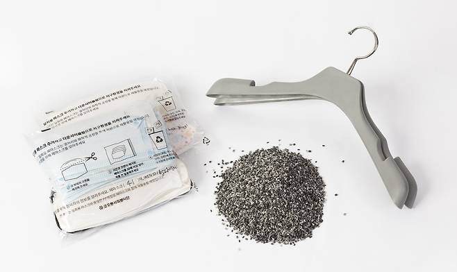 코오롱그룹이 사용 후 폐마스크를 재활용해 옷걸이를 만드는 친환경 캠페인을 진행하고 수거된 폐마스크(화면 왼쪽)를 펠릿(가운데) 형태로 만들어 옷걸이(오른쪽)로 재활용했다.(사진제공=코오롱)