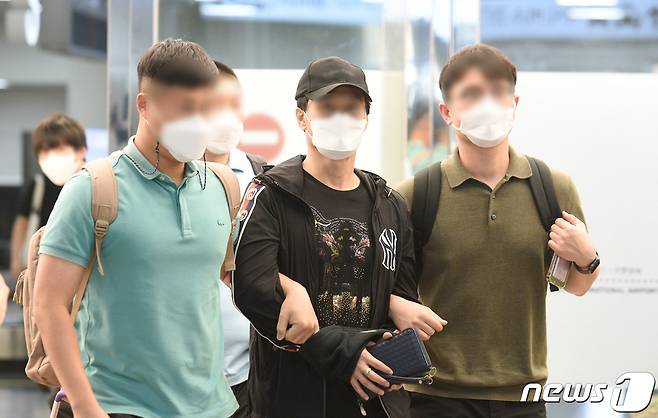 제주 대표 장기미제 사건인 '제주 변호사 살인사건'의 유력 용의자 김모씨(56)가 지난해 8월18일 오후 제주국제공항을 통해 송환되고 있다. 2021.8.20/뉴스1ⓒ News1 오현지 기자