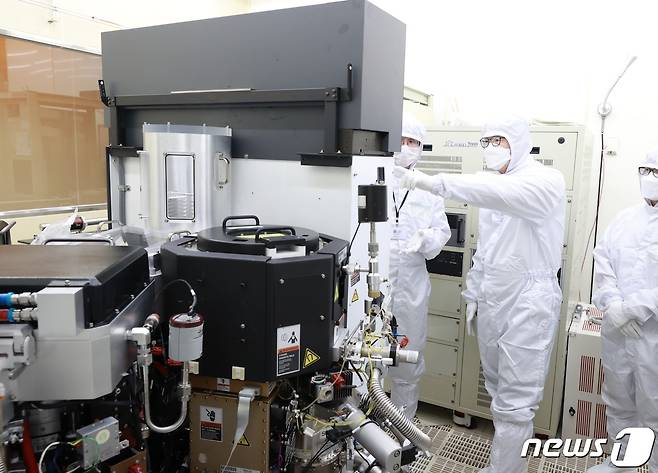 장상윤 교육부 차관이 20일 서울대 반도체공동연구소에서 주요 제조 공정과 반도체 실습 교육 현황 등을 살펴보고 있다. (교육부 제공) 2022.6.20/뉴스1
