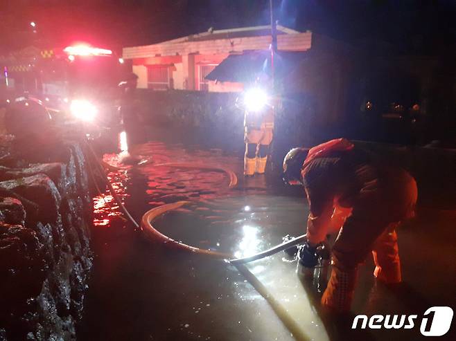 17일 오전 제주 서귀포시 성산읍 성산리 도로가 침수돼 소방대원들이 배수 작업을 벌이고 있다.(제주소방안전본부 제공) 2022.8.17/뉴스1