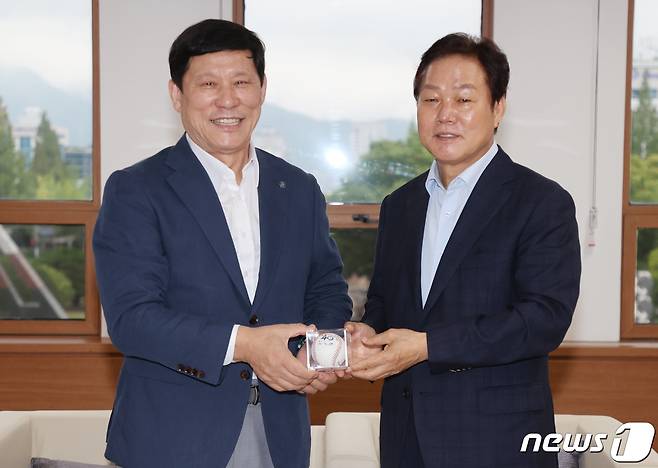 박완수 경남도지사(오른쪽)와 허구연 한국야구위원회(KBO) 총재가 17일 도청 접견실에서 만나 도내 야구 전지훈련을 위한 인프라 구축 등 현안사업을 논의하고 기념촬영을 하고 있다.(경남도 제공)2022.8.17.