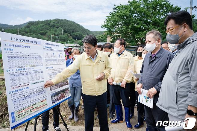 김돈곤 군수가 청양지역 수해현장을 찾은 이상민 행안부장관(오른쪽 두번째)에게 피해현황에 대해 설명하고 있다.( 청양군 제공)