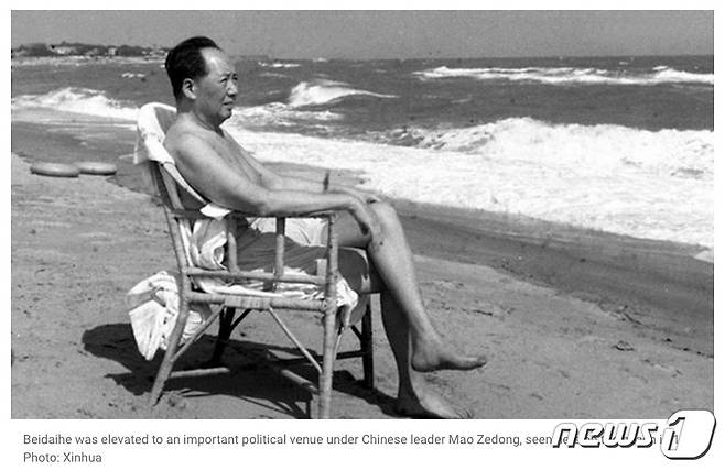 마오쩌둥 중국 초대 국가주석이 어베이성 베이다이허에서 여름 휴가를 보내는 모습. (신화통신 갈무리)