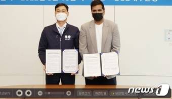 DGB대구은행 이재철 부행장(왼쪽)과 심산벤처스 사힐 초프라 공동대표가 글로벌 스타트업 육성을 위한 상호 업무 협력 협약을 체결하고 협약서를 펼쳐 보이고 있다.(대구은행 제공)